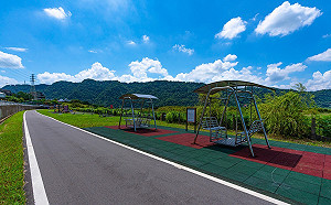 新北山水步道休憩新選擇 「迎風搖椅」享悠閒