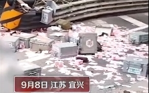 (影) 江蘇運鈔車與貨車相撞 鈔票灑滿地 路人 : 快去撿喔!