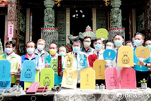 官田推菱炭御守、炭吉扇、菱炭香  黃偉哲籲購菱炭好物友善環境