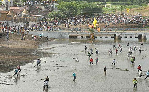 印度村民互相「投石」警方觀戰 400多人受傷 當地官員：已經算和平收場