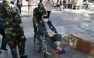 曾被抄出金毛澤東像 中國最狂軍老虎遮眼戴銬就醫