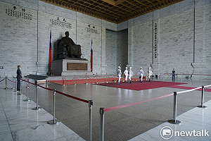 張亞中單挑民進黨辯228 台灣國接戰帖：張若輸了到鄭南榕墳前磕頭