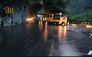 颱風璨樹影響減緩 中橫解除封路、縣道193路樹倒塌