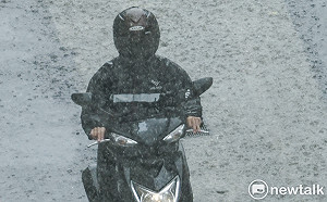 中颱「璨樹」剛走西南風接力狂掃!氣象局:3縣市大雨特報