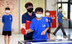 東奧銅牌得主鄭怡靜返鄉指導選手  黃偉哲盼樹立榜樣推動桌球發展