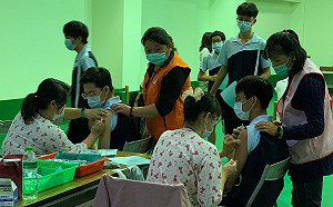 新北17萬國高中生9/22接種BNT疫苗 教育局:接種後全校實施2日線上教學