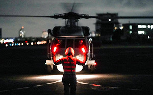 整軍備戰》海軍「神鷹夜航」 S-70C(M)執行夜間航訓、熱加油