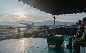 佳冬戰備道啟用 蔡英文視察F16V等戰機降落