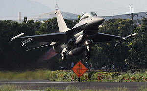 漢光演習 F-16V、幻象2000等戰機首度成功降落佳冬戰備道
