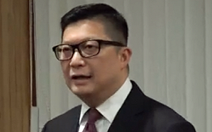 巧克力、髮夾危害國安?港保安局長顛倒因果 不論政治「打壓」只管囚犯「特權」