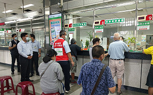 因「員工確診」郵局年終差點縮水！王國材出手保住4.4個月獎金