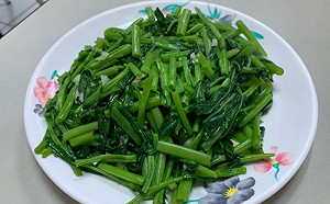 炒青菜總變黑?1招翠綠又甜被吃光