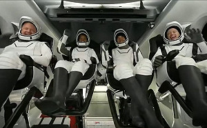 (影)SpaceX堅韌號濺落大西洋 平民太空任務圓滿達成