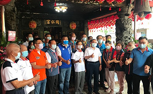 慶中秋節土地公成得道 新北市長侯友宜至三重同仁宮參拜祈福
