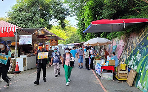 秋節連假景點爆人潮 中市府出動疏導隊提醒防疫