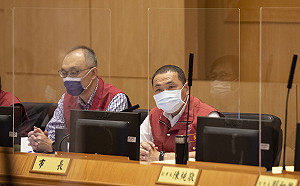 幼兒園群聚年輕家長無疫苗可打 侯友宜嘆:政策孤兒政府看到了嗎?