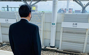 這背影真的是他? 前總統馬英九搭高鐵乖乖排隊坐普通座 沒有白頭髮