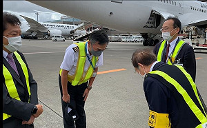 起飛了！日本再捐台50萬劑疫苗 謝長廷親自送機鞠躬致謝