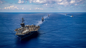 日海上自衛隊與美航母戰鬥群在沖繩以南聯合軍演 旨在牽制中國