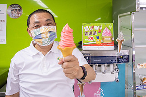 侯友宜吃霜淇淋追聖火　拍攝到「聖火交接」可抽大獎