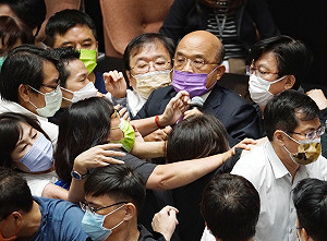 台版魷魚遊戲？藍委搶輸主席台怨「博歹筊」 綠委揭「壓單邊」輸不起