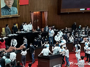 陳玉珍拿手套丟主席台  蘇貞昌混亂中完成總質詢