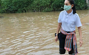 泰國官員洪水勘災照被抓包 P圖技術拙劣雙腿漂浮在水面