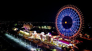 (影)響應國慶點亮夜空 麗寶摩天輪換穿全台最大幅國旗裝