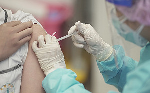 打完疫苗不能麻醉？破解「危險關係」傳言 醫師這麼說…