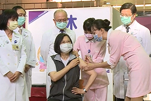 (影)正副總統挺國產疫苗 蔡英文、賴清德臉書直播接種高端第2劑過程