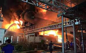 嘉義縣民雄化學工廠大火  燒毀廠區2000多坪