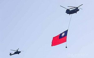 國慶預演 CH-47吊掛巨幅國旗飛越台北上空