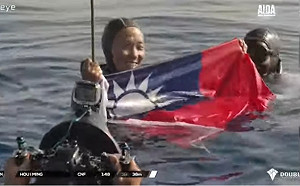 突圍中國打壓 我AIDA潛水選手海面秀國旗被讚勇！
