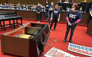 國民黨無目標打「焦土戰」拍完網美照就掀質詢台 綠委酸：這就是戰鬥藍？