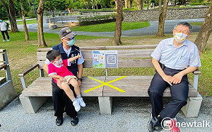 驚訝小朋友認得他 柯文哲笑：你要投票還要等十幾年