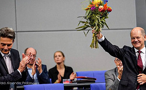 從不被看好到大選獲勝 蕭茲的秘訣：擄獲梅克爾支持者、善用桑德爾名著