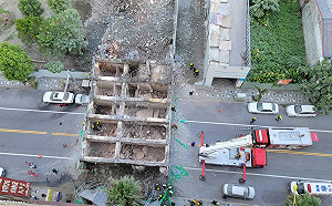 花蓮飯店倒塌 專家: 沒見過這種拆除方式 網友：承包商是哪個高官親戚阿?