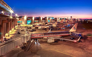 稱自己處於危險中  美一男子 竟打開飛機逃生門「走上機翼」