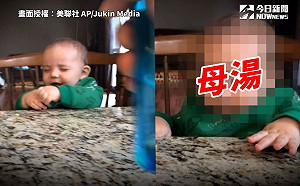 屁爸對寶貝噴水　表情秒母湯嚇壞他