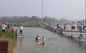 (影) 中國十一假期亂象多 風景區橋斷、帳篷滿天飛