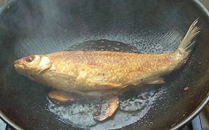 煎魚總破皮超惱人？美食家說出訣竅