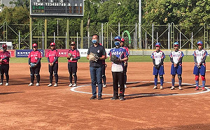 台北臺產總經理陳昭鋒為女壘開球