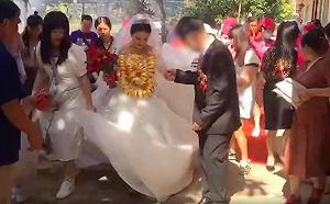 (影) 俗又有力! 湖北新娘金鐲掛滿身炫富 穿戴在身宛如金縷衣