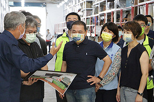 侯友宜視察紙風車道具倉庫 兒童表演藝術扎根新北