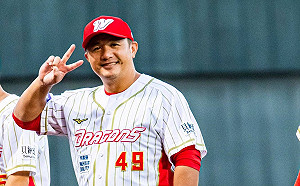 (影) 許基宏打擊失利球棒遭殃！張泰山模仿不成辛酸畫面流出