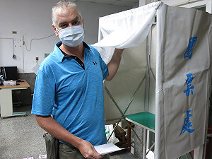 嘉義移民署辦新住民公投體驗 法國藝術家讚臺灣民主