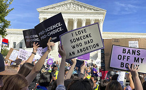 拜登執政後第一次數千名女性大遊行 美國司法部起訴德州反墮胎法「違憲」