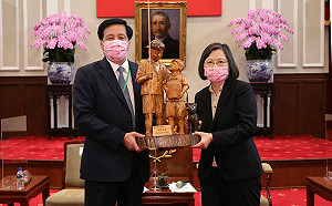 承擔染疫高風險 蔡英文：陳時中、周志浩都是牙醫師