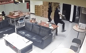 2警上班煎牛排  所長氣到踹桌、自賞巴掌 網批 : 大家都天兵 雷包!