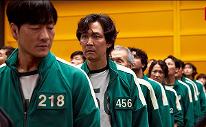 法國《魷魚遊戲》咖啡廳太夯 排隊現場爆肢體衝突 民眾邊叫邊逃難